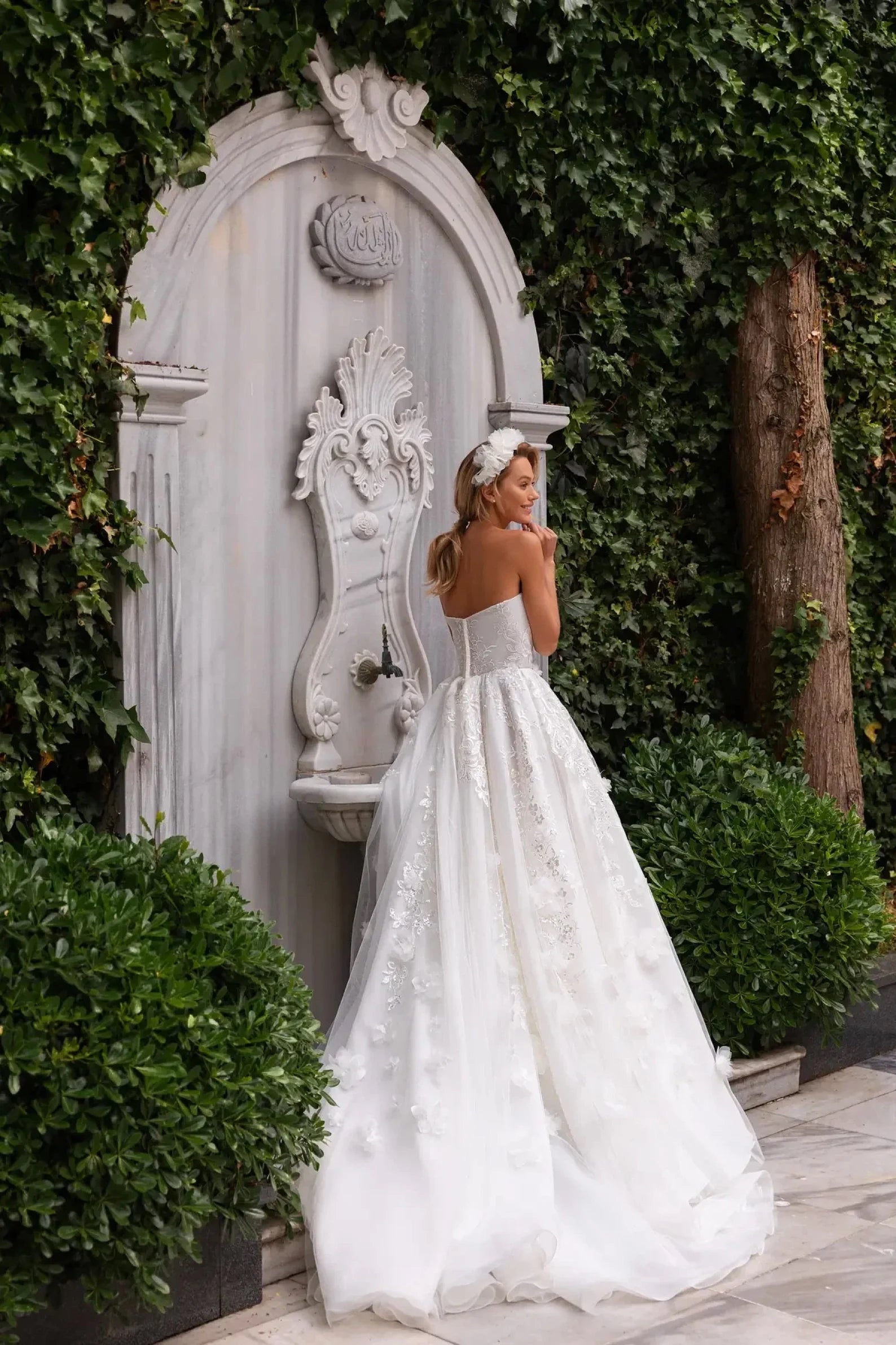 A-line Elegant Wedding Gowns, Strapless Lace Bridal Gowns, Newest Wedding Dresses